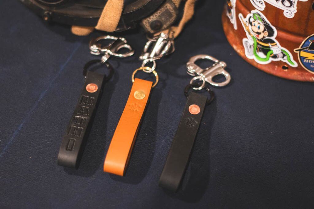 thumbnail image 2 of Fyrcomft Quick Release Shackles 2-Pack - 316 Stainless Steel With Leather Handle 2 of 14