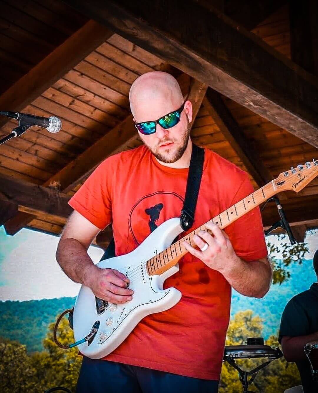 Phil Thomas playing live music